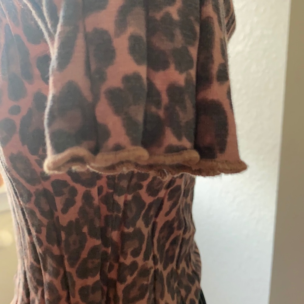 🔴 - American Eagle cheetah print tee - Picture 2 of 4